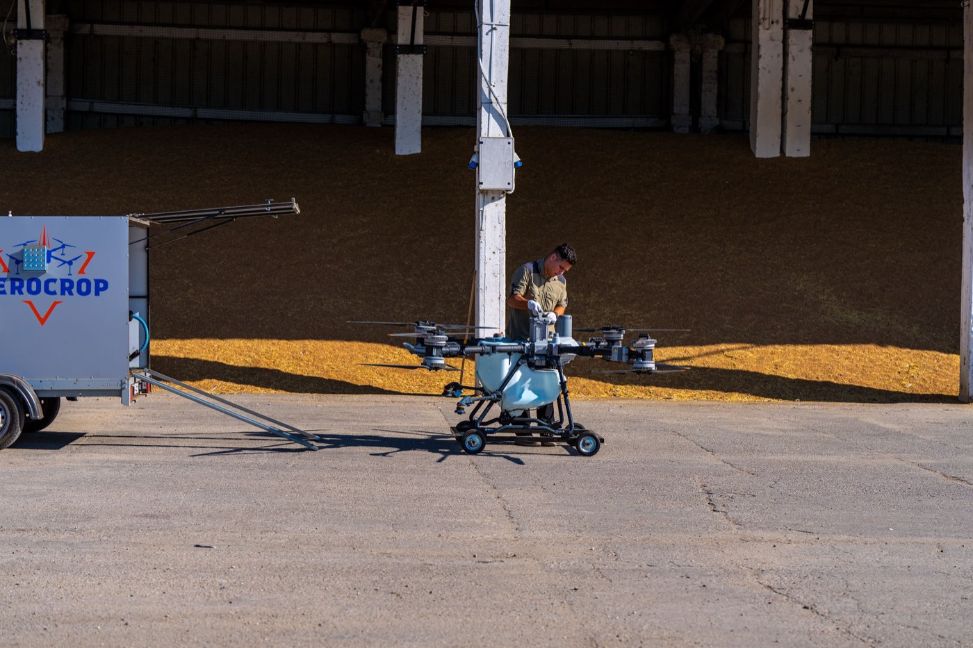 DJI Agras T100 pe suport, la baza de lucru