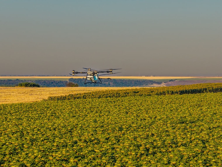 Fertilizare foliară din zbor, la înălțimea de lucru deasupra culturii