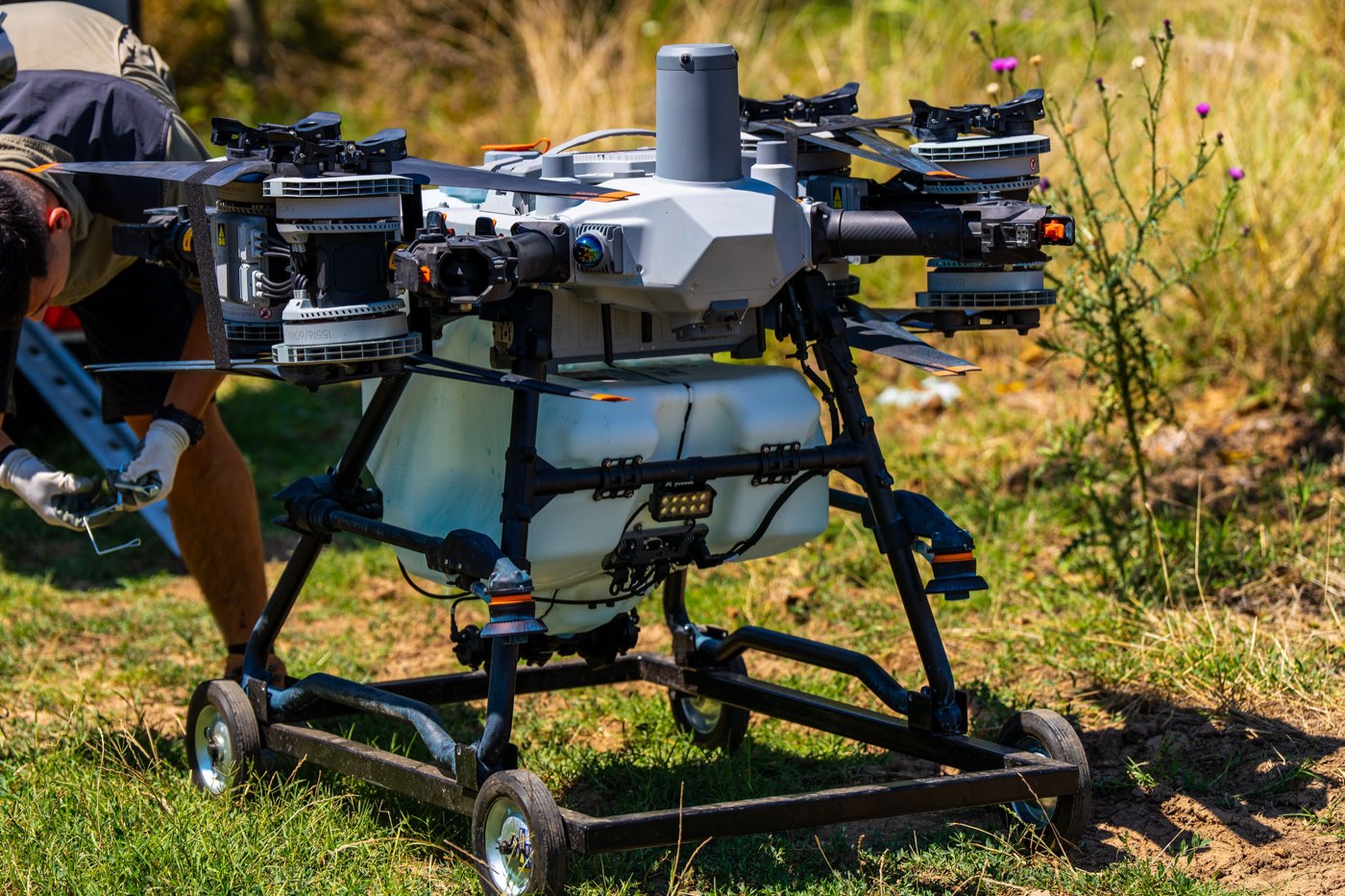 DJI Agras T100 pregătit de lucrare între rânduri