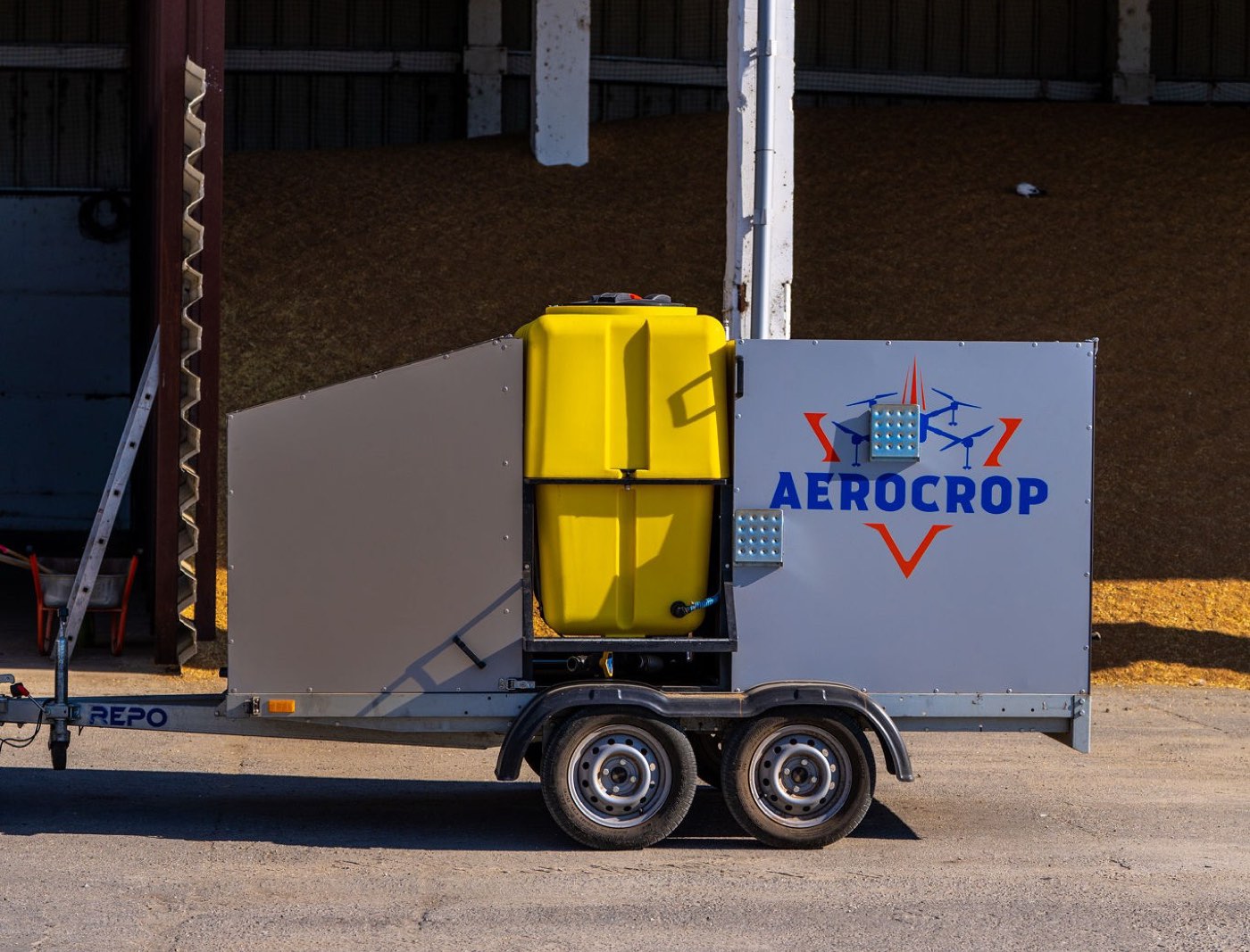 Remorca AEROCROP, cu rezervorul de amestec